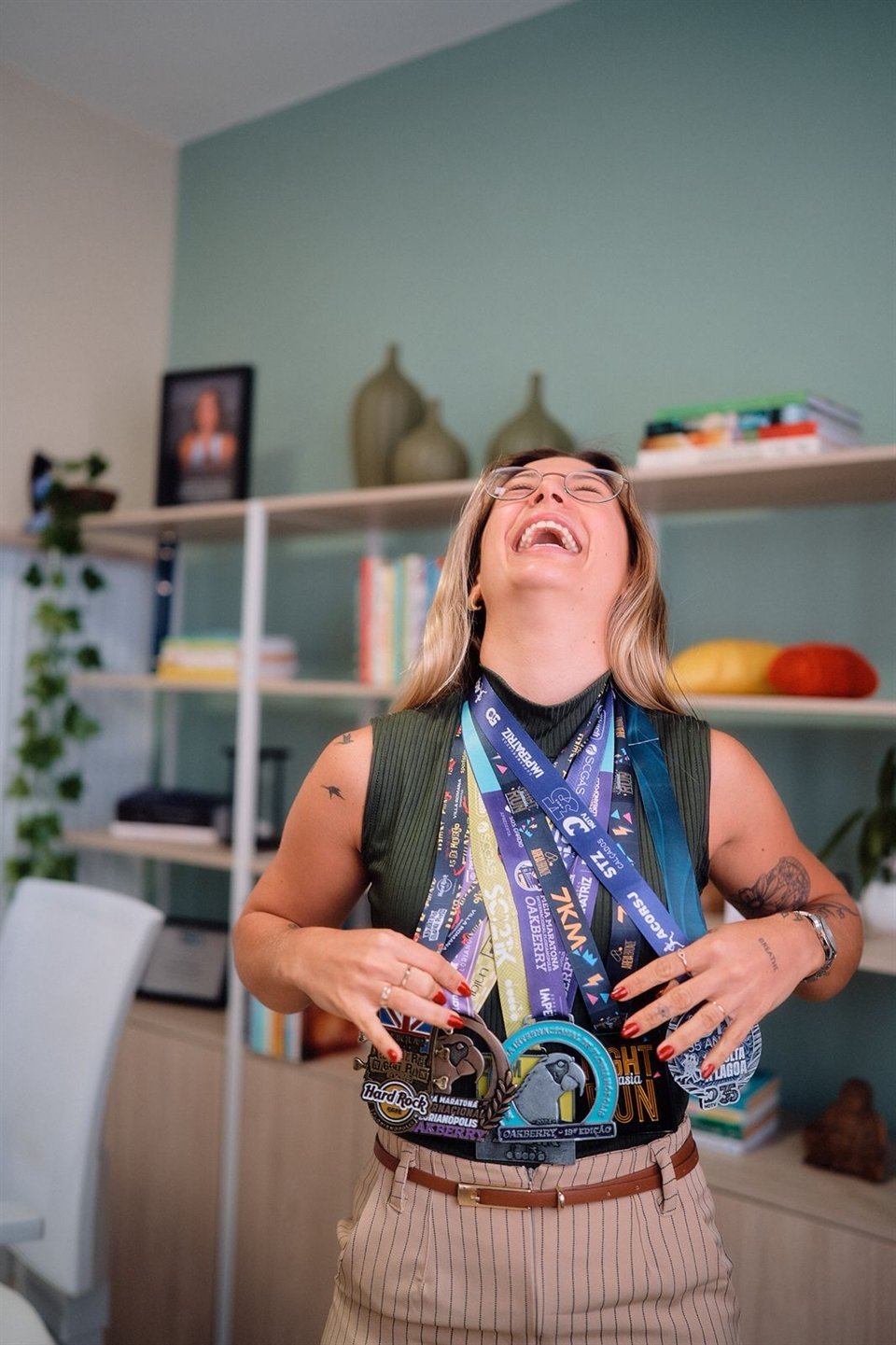 Mariana Sander celebrando as medalhas conquistadas em provas de corrida.