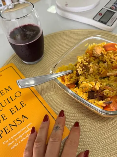 Refeição, bebida e livro em uma publicação sobre rotina alimentar.