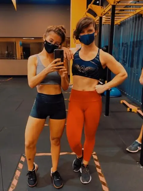 Mariana e uma parceira após um treino na academia.